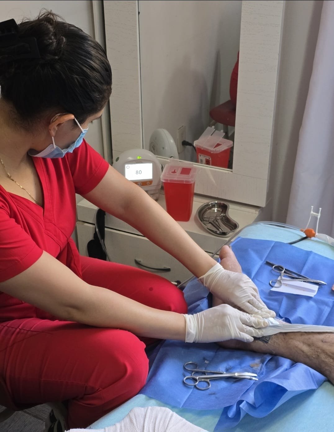 Judith Fajardo supervisando una terapia de presión negativa en el domicilio del paciente