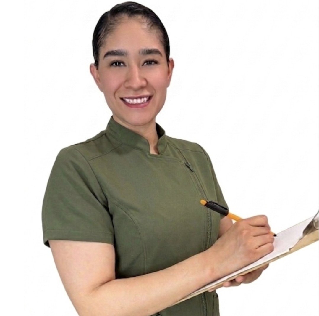 Judith Fajardo registrando la evolución del paciente en su expediente